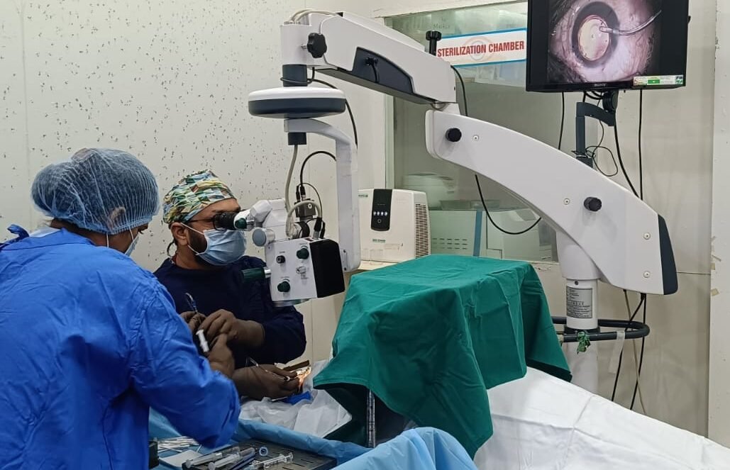 Dr Jignesh gala performing retina laser